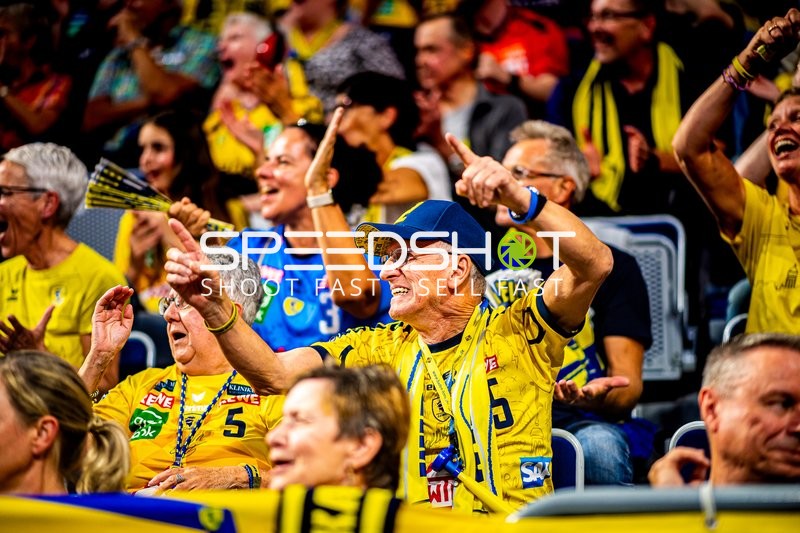 Fans jubeln auf der Tribüne.