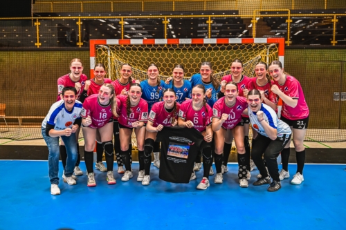 Jubel mit Lara Baric (18; HSG Stuttgart/Metzingen) und Team