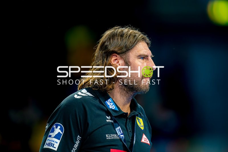 Trainer am Spielfeldrand