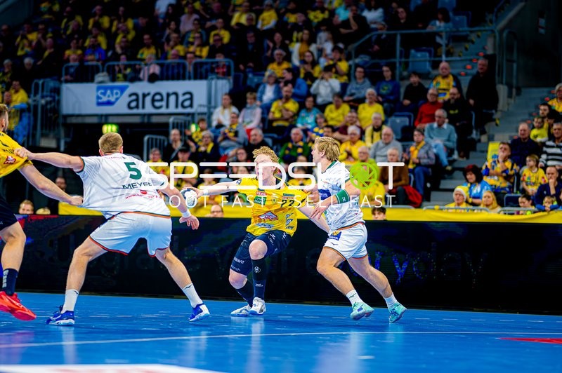 Ein Spieler der Rhein-Neckar Löwen versucht, an der Abwehr von HSG Wetzlar vorbeizukommen.