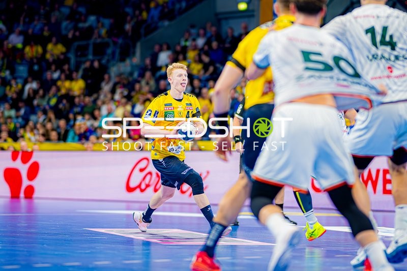 Jon Lindenchrone Andersen ist im Ballbesitz und greift an.