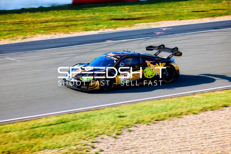 Fahrzeug fährt auf der Rennstrecke.