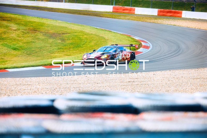 Ein Fahrzeug fährt durch eine Kurve auf der Rennstrecke.