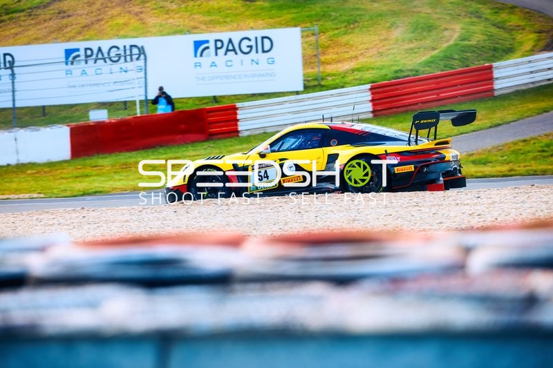 Fahrzeug im Kiesbett