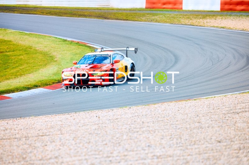 Ein BMW M4 GT3 fährt eine Kurve auf der Rennstrecke.