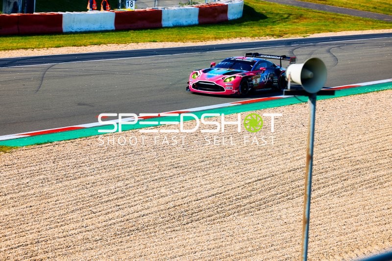 Fahrzeug auf der Rennstrecke