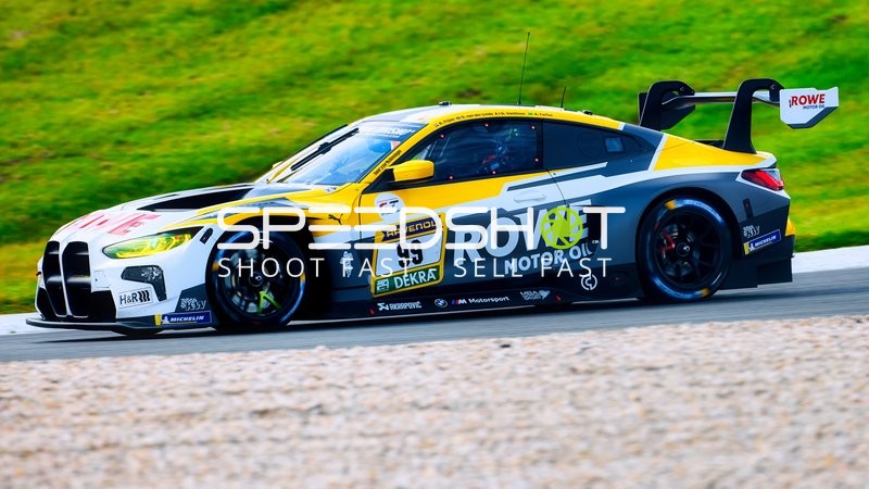 Fahrzeug auf der Rennstrecke