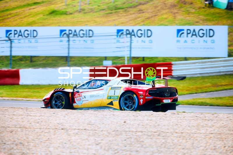 Fahrzeug in einer Kurve während des Rennens