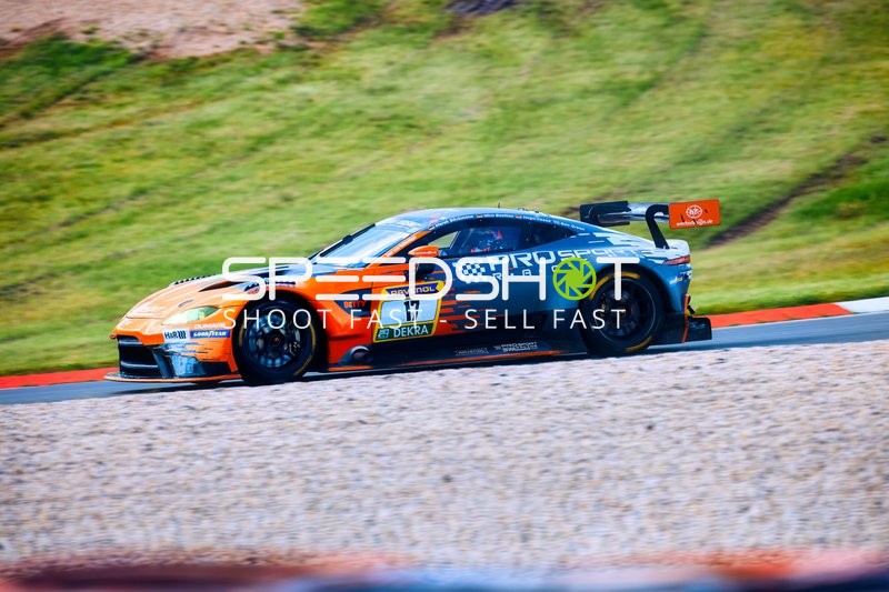 Ein PROsport-Racing Aston Martin Vantage AMR GT3 auf der Rennstrecke.