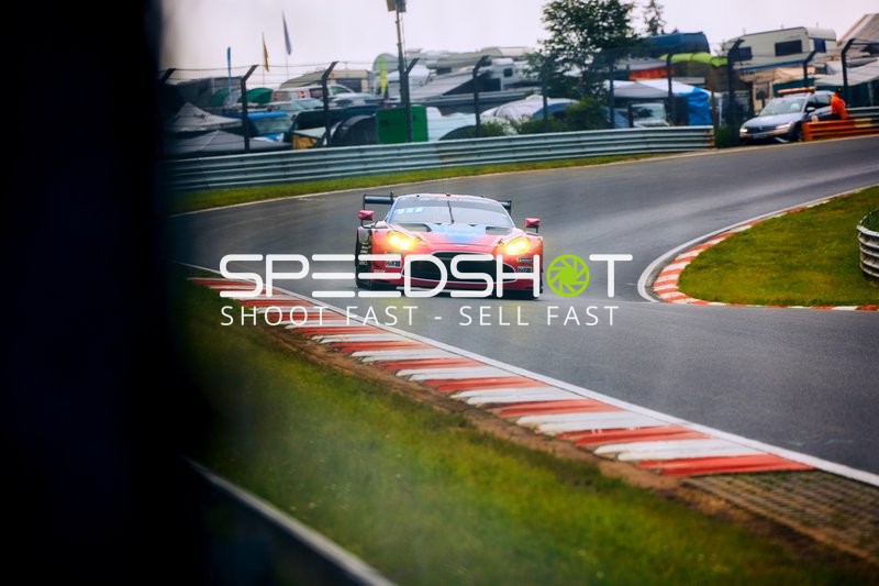 Rennfahrzeug auf der Strecke während des 24h-Rennens am Nürburgring.