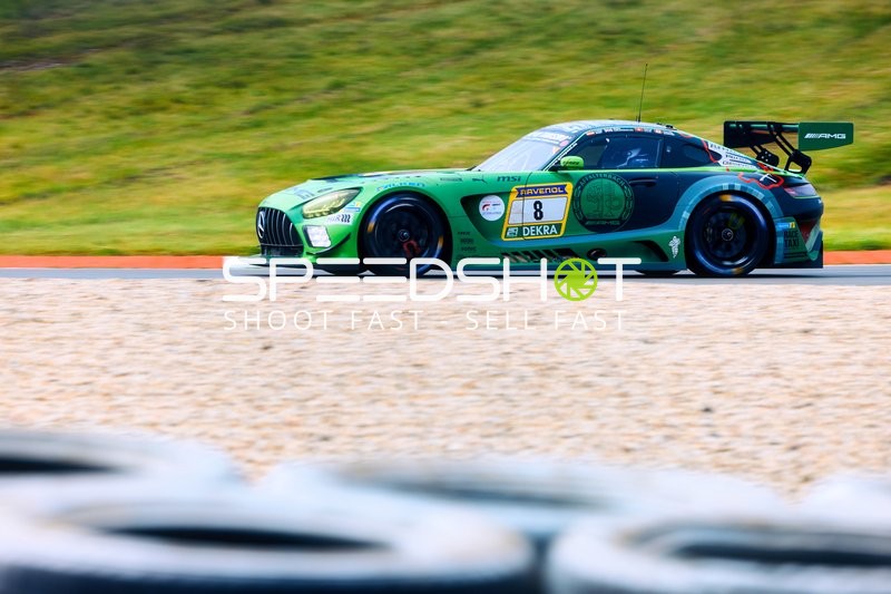 Das Mercedes-AMG Team GetSpeed Fahrzeug mit der Startnummer 8 nimmt an einem Rennen teil.