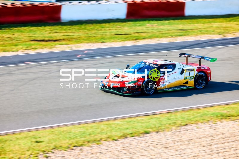 Ein Rennwagen fährt mit hoher Geschwindigkeit auf der Strecke.