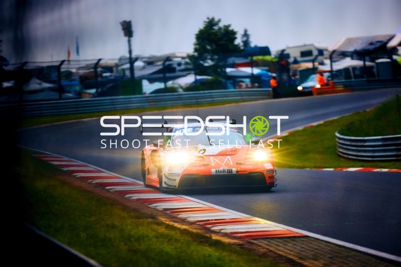 Ein Porsche 911 GT3 R (992) fährt schnell durch eine Kurve auf dem Nürburgring bei den 24 Stunden von Nürburgring.