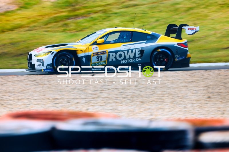 Das Fahrzeug fährt auf der Rennstrecke.