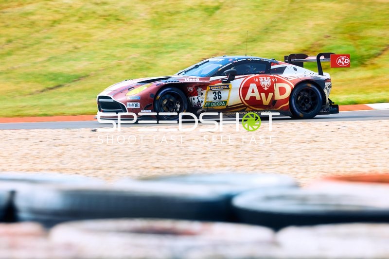 Ein Rennwagen fährt auf der Rennstrecke.