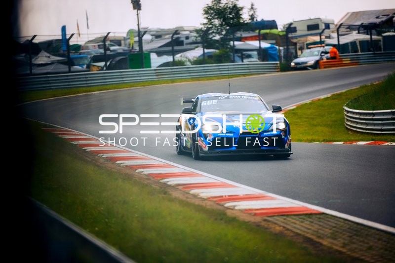 Ein Auto fährt auf der Rennstrecke.