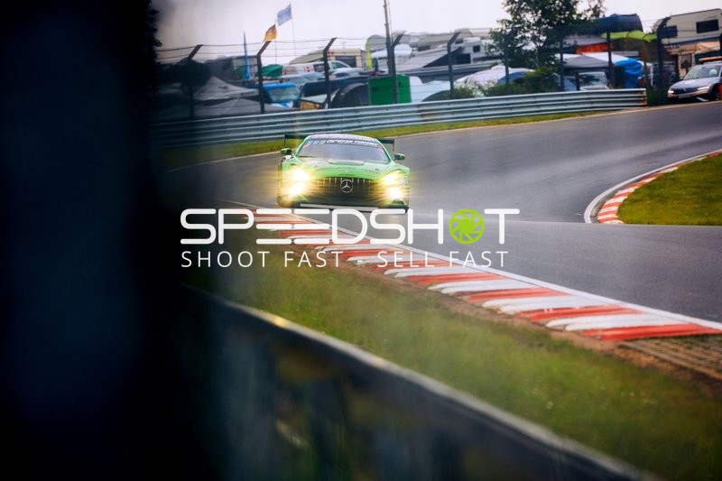 Fahrzeug fährt durch eine Kurve auf der Rennstrecke.