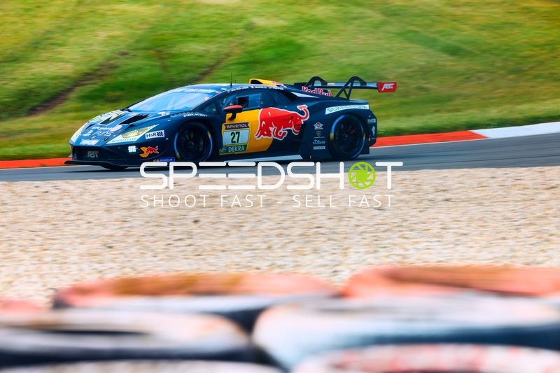 Fahrzeug in einer Kurve auf der Rennstrecke