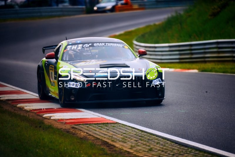 Ein Mercedes-AMG GT3 in Aktion auf der Rennstrecke.