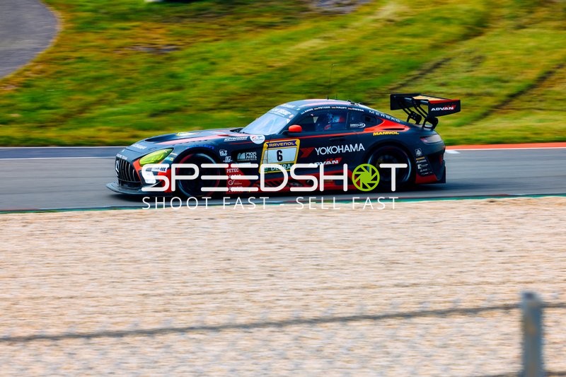 Ein Mercedes-AMG GT3 fährt über die Rennstrecke.