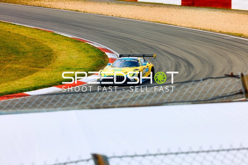 Ein Mercedes-AMG GT3 von Schnitzelalm Racing fährt eine Kurve auf dem Nürburgring.