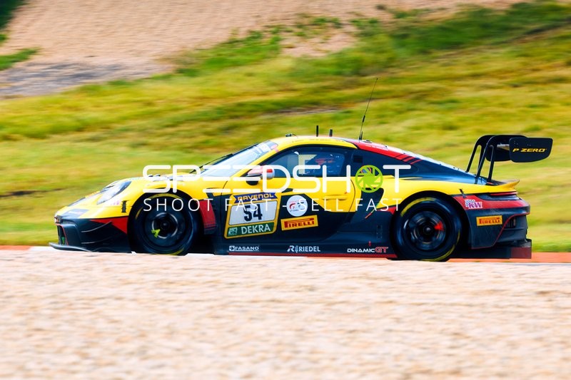 Ein Porsche 911 GT3 R (992) des Dinamic GT-Teams fährt auf der Rennstrecke.
