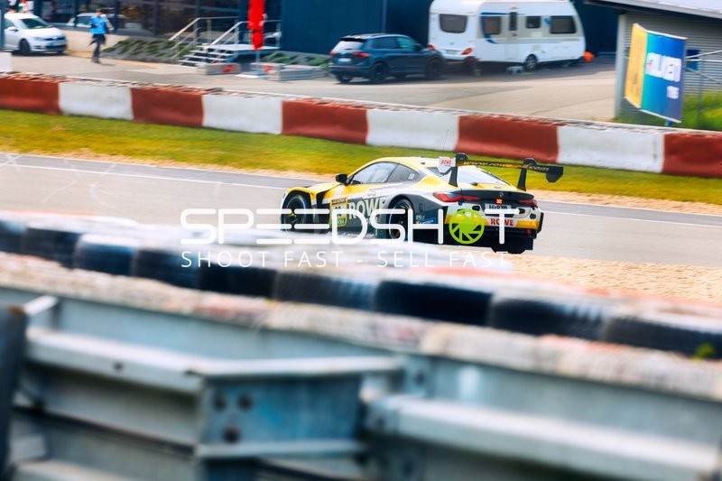 Rennwagen fährt auf der Strecke