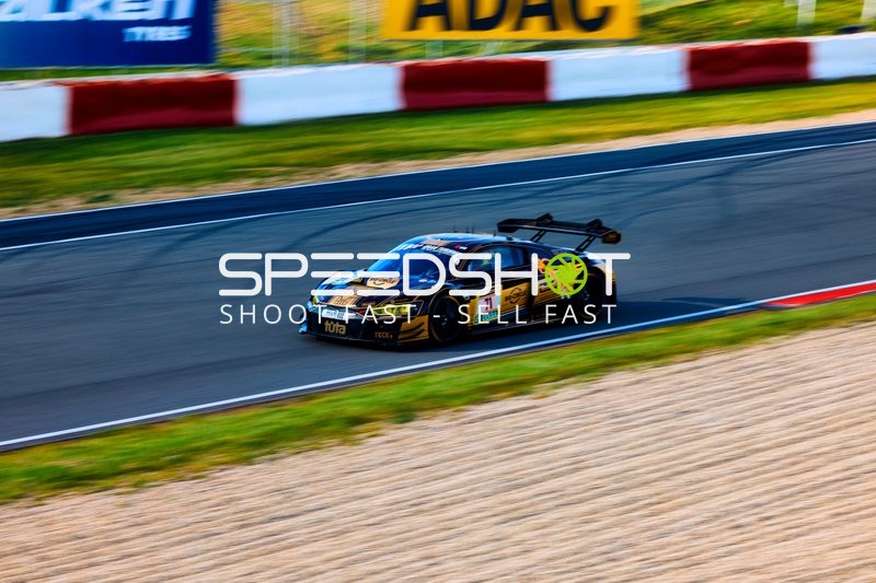 Das Fahrzeug fährt auf der Rennstrecke.