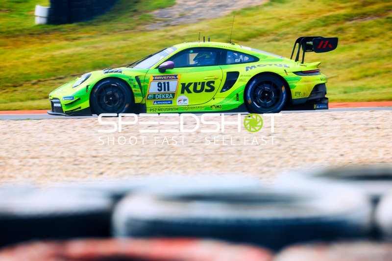 Fahrzeug in Bewegung auf der Rennstrecke