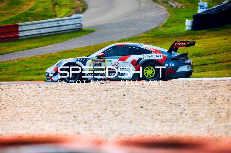 Ein Rennfahrzeug fährt auf der Strecke.