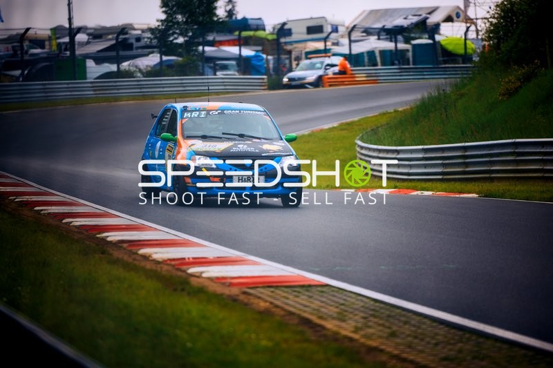 Ein Auto fährt auf der Rennstrecke