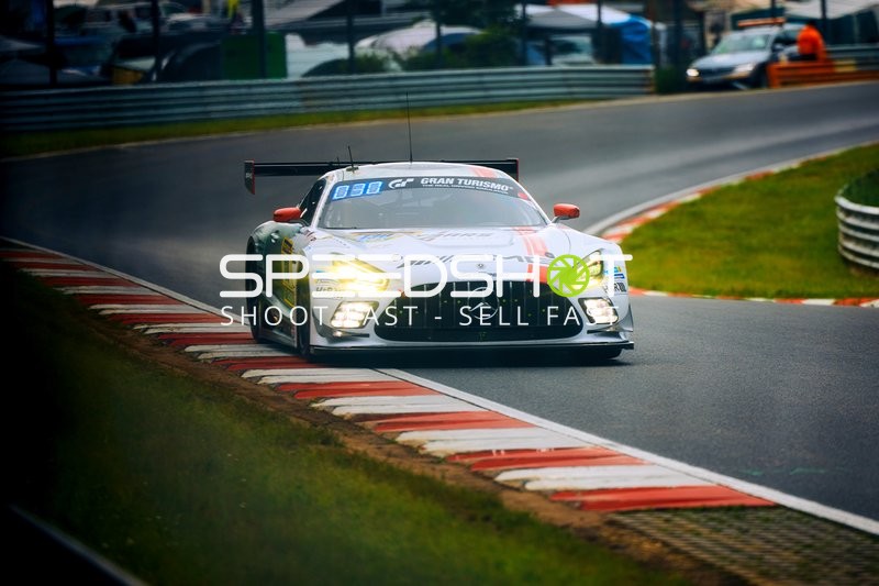 Ein Mercedes-AMG GT3 fährt durch eine Kurve auf dem Nürburgring.