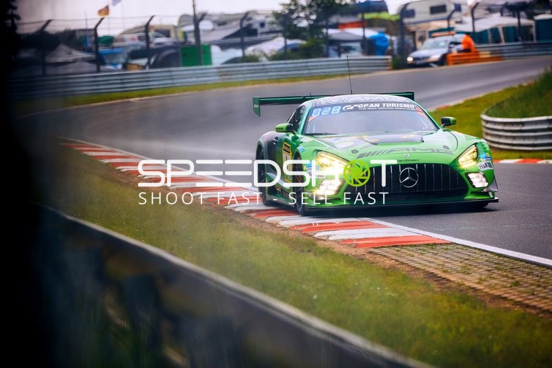 Ein Mercedes-AMG GT3 fährt über die Strecke beim 24h Nürburgring.