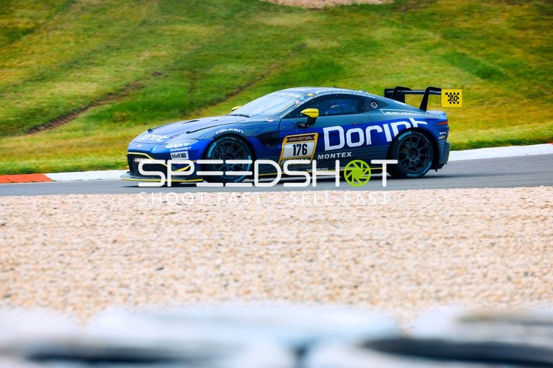 Rennwagen fährt eine Kurve bei hoher Geschwindigkeit.