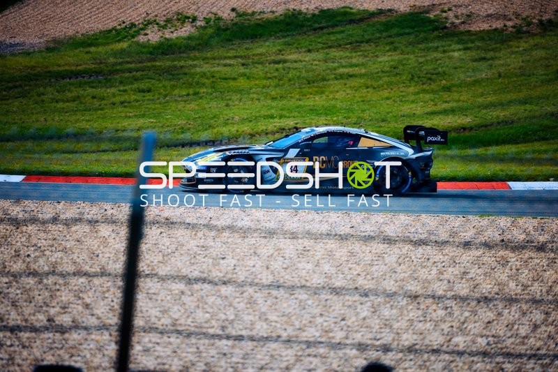 Auto in voller Fahrt auf der Rennstrecke.