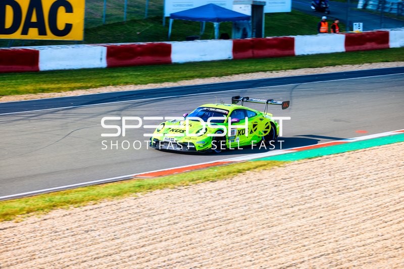 Fahrzeug auf der Rennstrecke