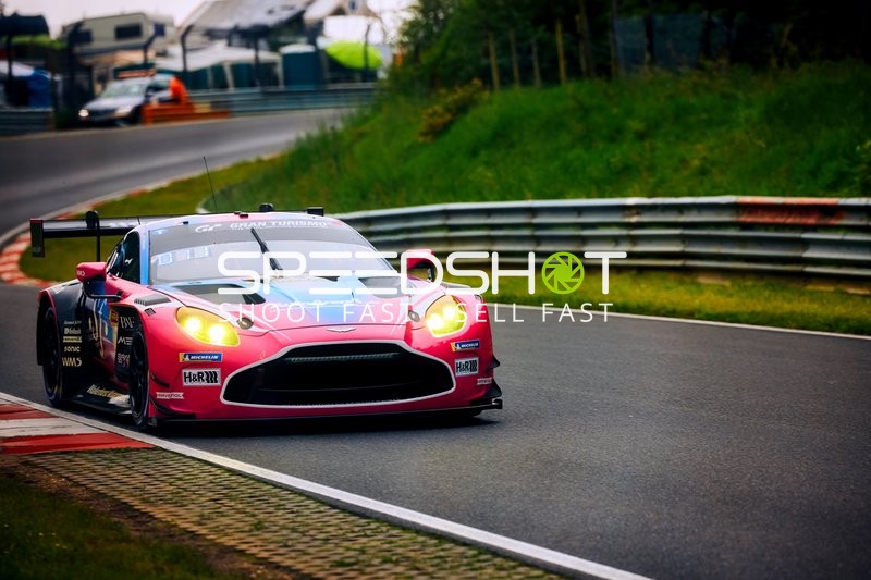 Rennwagen in voller Fahrt auf der Strecke