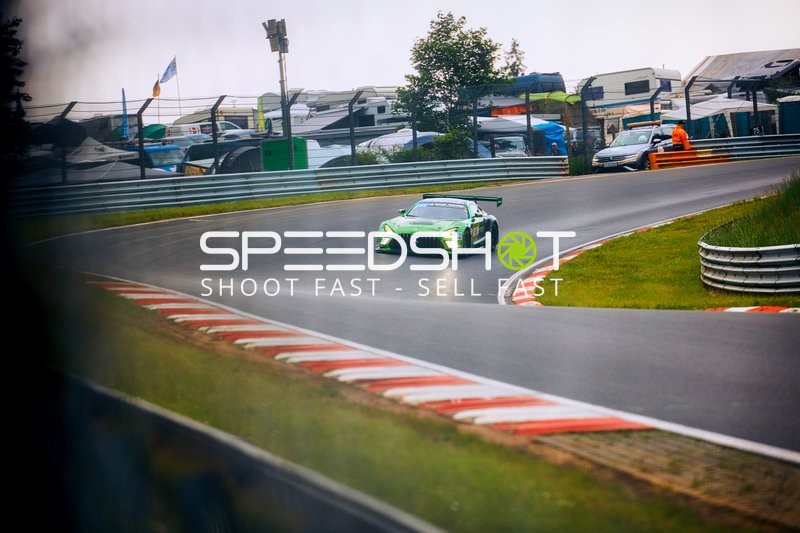 Ein Mercedes-AMG GT3 fährt durch eine Kurve auf dem Nürburgring.