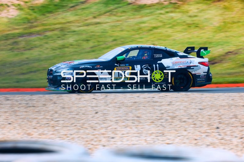 Fahrzeug in voller Fahrt auf der Rennstrecke