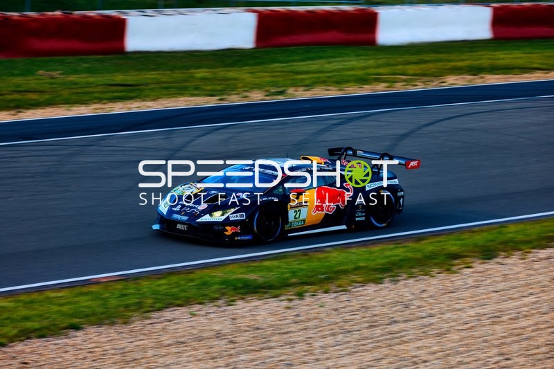 Das Fahrzeug des RED BULL TEAM ABT fährt auf der Strecke.