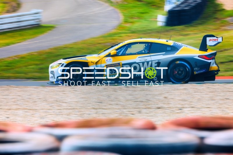 Rennauto in voller Fahrt