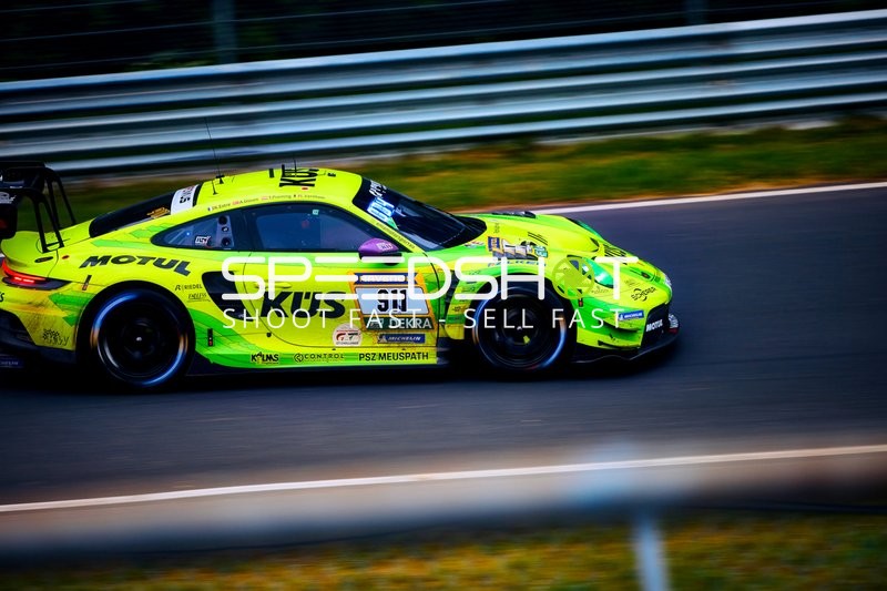 Ein Rennwagen fährt auf der Strecke.