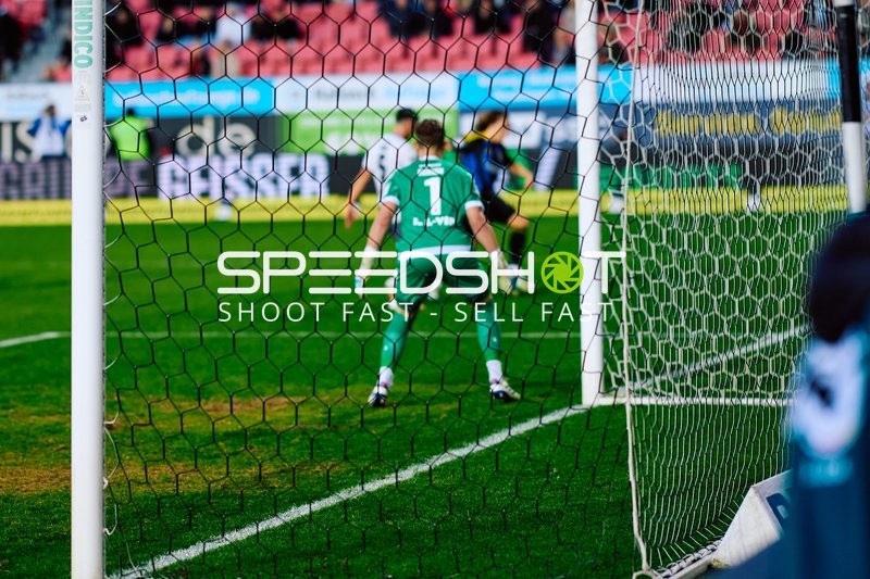 Torwart von SV Sandhausen bereitet sich auf einen Torschuss vor.