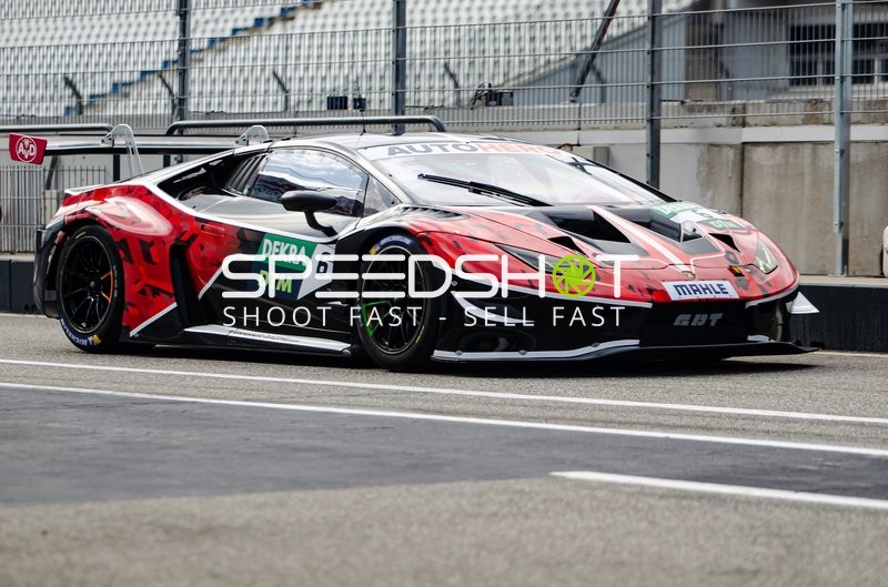 Fahrzeug steht in der Boxengasse