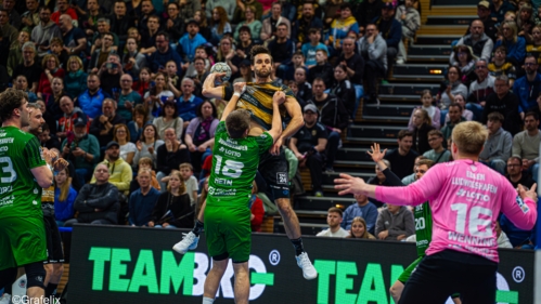 Szene mit 18; Die Eulen Ludwigshafen und Nils Holger Kretschmer (20; HC Elbflorenz Dresden)