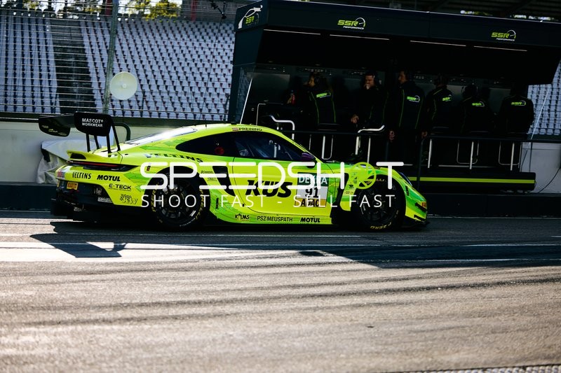 Ein Auto des KÜS Team Bernhard fährt aus der Boxengasse.