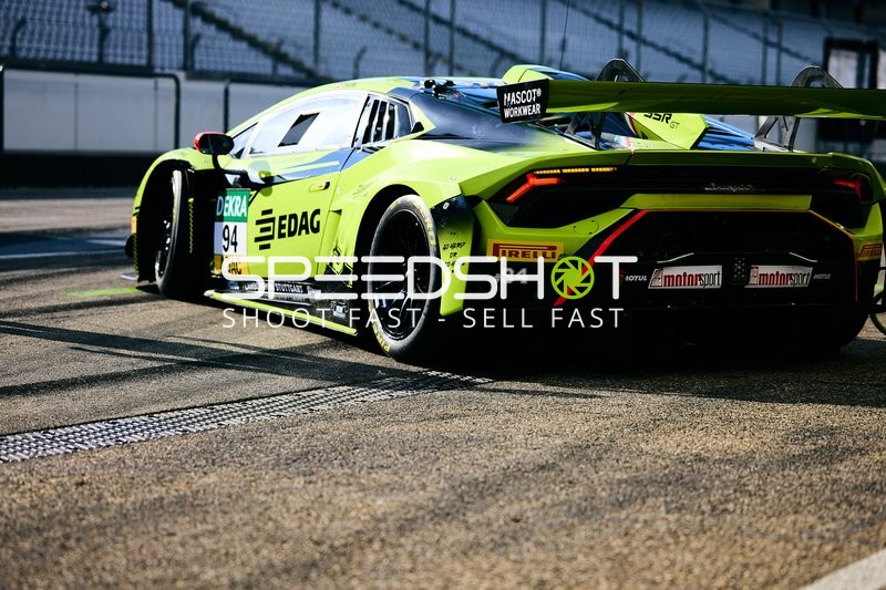 Ein Rennwagen von EDAG mit der Nummer 94 steht in der Boxengasse.