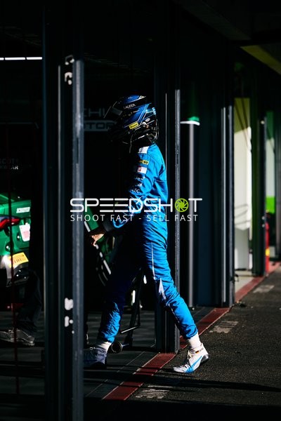 Ein Fahrer betritt die Boxengasse