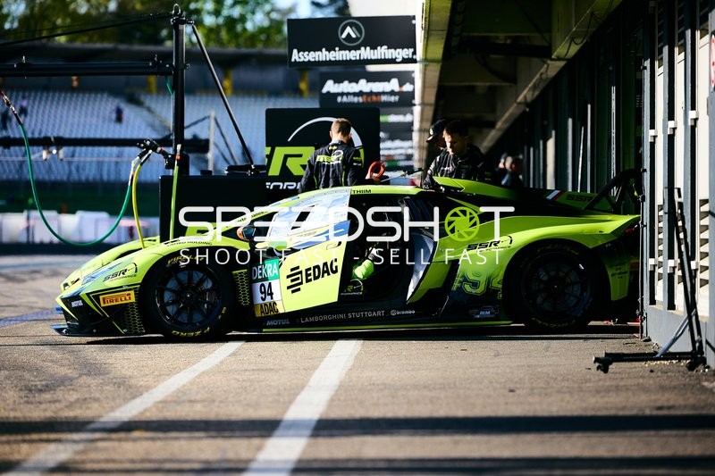 Ein Team bereitet das Auto für einen weiteren Testlauf vor.