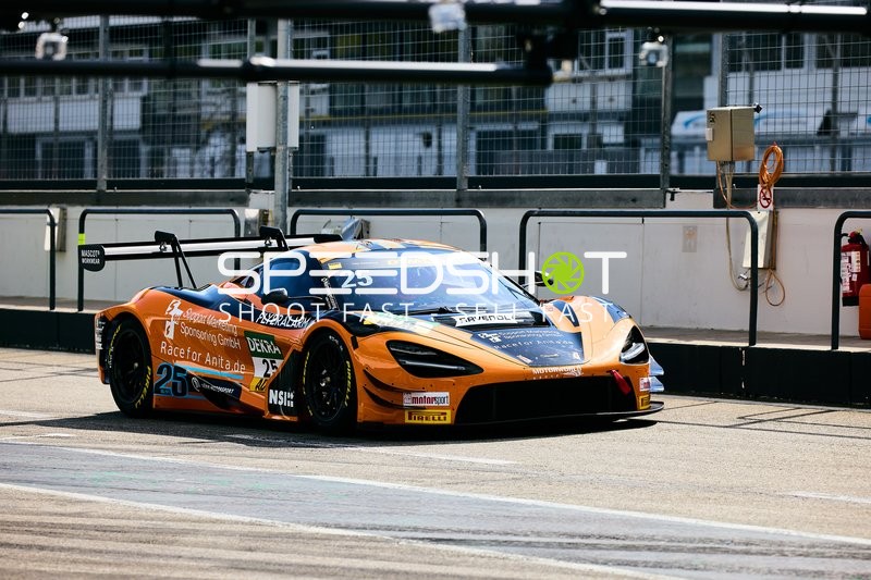 Rennwagen fährt in der Boxengasse